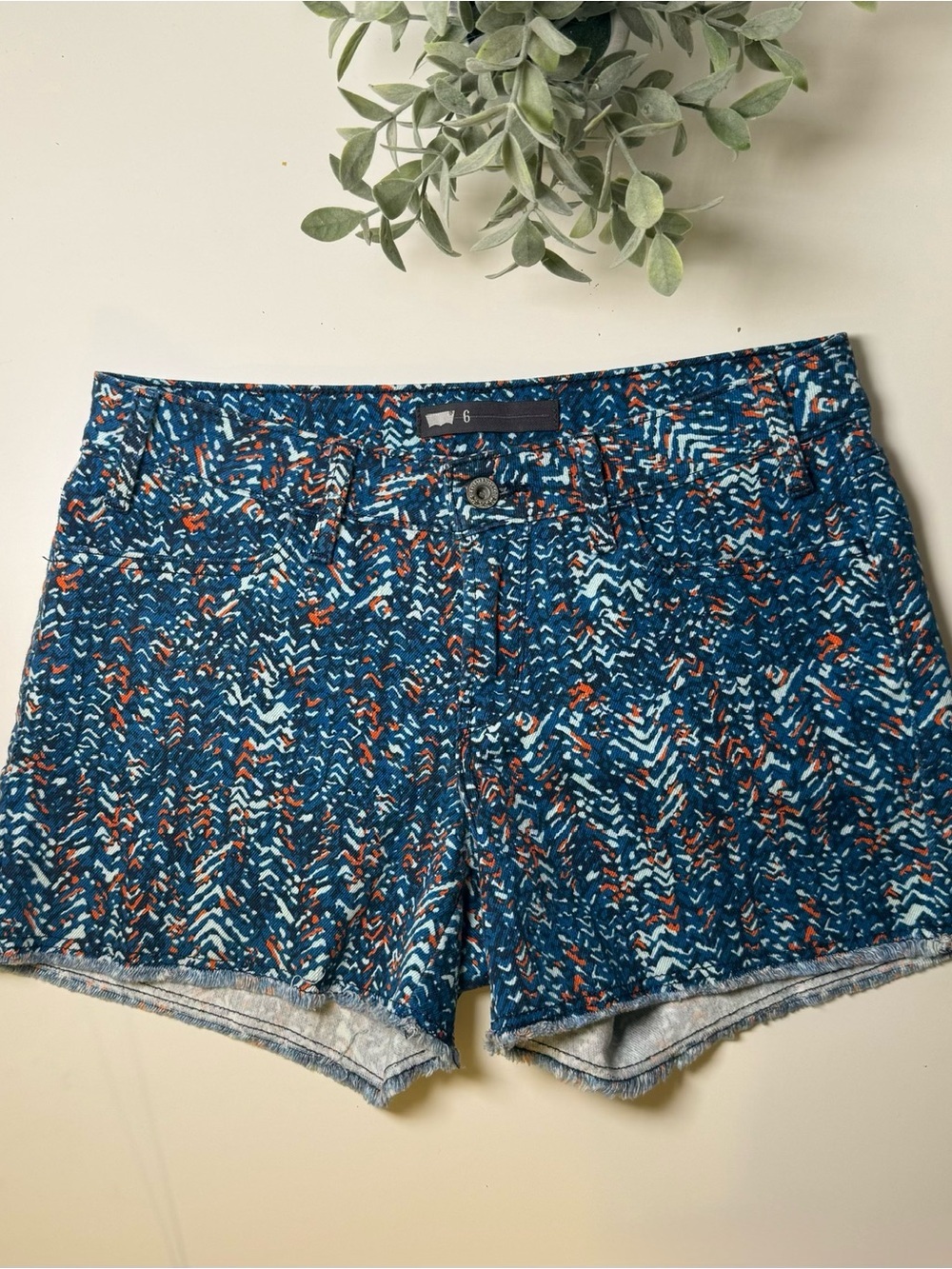 Levi’s Womens Blue & Orange Abstract Geometric Print Denim Shorts Raw Hem Size 6